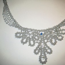klekljana ogrlica s kristalčki Swarovski