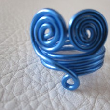 prstan srček iz modre žice