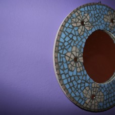 Mozaik: Modro okroglo ogledalo z rožnatimi rožami
