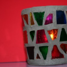 Mozaik iz barvnih stekelc: steklena posodica za svečko