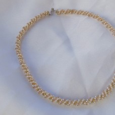 Prepletena zlata ogrlica