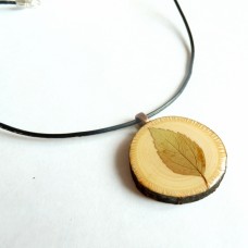 Lesena ogrlica z listom