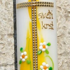 Krstna sveča v znamenju rumene in malih marjetk s pikapokami