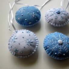 Božični okraski - bele in modre snežene krogle