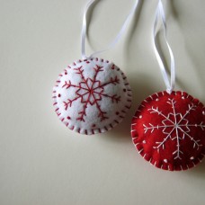 Božični okraski - bele in rdeče krogle