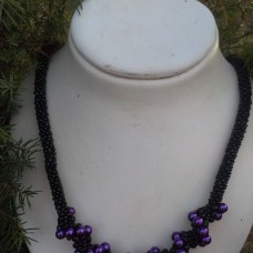 črno-lila kombinacija unikatno kvačkane ogrlice,