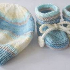 Ročno pletena kapica in copatki za dojenčka