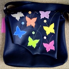 črna torbica z metulji