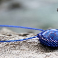 Ogrlica modra, iz fimo mase obšita s perlicami
