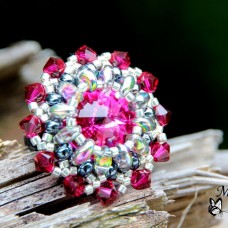 Šivan prstan iz perlic s kristali Swarovski v barvi fuksije