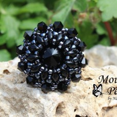 Črn šivan prstan iz perlic s kristali Swarovski