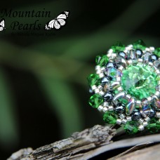 Šivan prstan iz perlic s Swarovski kristali v zeleni barvi