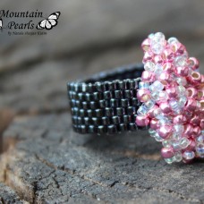 Šivan prstan iz perlic v antracitni in roza barvi