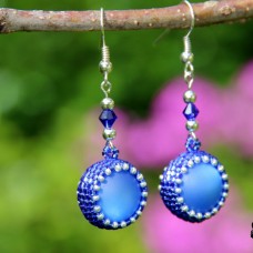 Šivani viseči uhani iz perlic v modri barvi