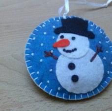 Božični okraski - snežak na modrem ozadju
