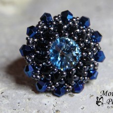 Šivan prstan iz perlic s kristalom Swarovski v modri in črni barvi
