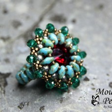 Zelen prstan iz perlic s Swarovski kristalom v rdeči barvi