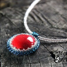 Ogrlica iz fimo mase rdeča, obšita s perlicami v turkizni barvi