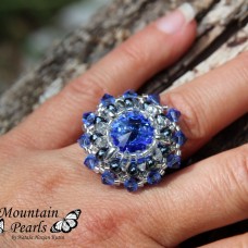 Šivan prstan iz perlic s kristalom Swarovski v modri barvi