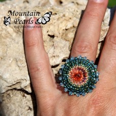 Šivan prstan iz perlic v oranžni in modri barvi s kristali Swarovski