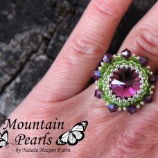 Šivan prstan iz perlic s kristali Swarovski v zelenih in vijoličnih odtenkih