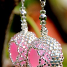 Šivani uhani iz perlic v roza in beli barvi