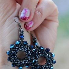 Šivani uhani iz perlic v črno modri barvi