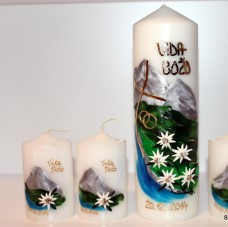 Poročna sveča v kombinaciji z malimi zahvalnimi ali spominskimi svečkami