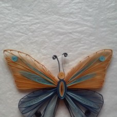 V posebni tehniki quillinga t.i.husking narejen metulj modre in zlate barve