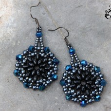 Šivani uhani iz perlic v temno modrih odtenkih