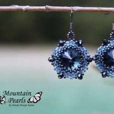 Šivani uhani iz perlic s kristali Swarovski v modrih odtenkih