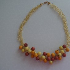 Kvačkana ogrlica iz žice z lesenimi perlami