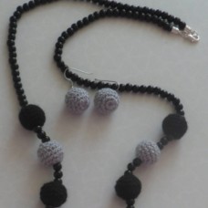 Ogrlica s kvačkanimi kroglicami in lesenimi perlami