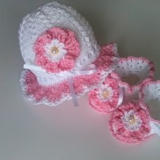 KLOBUČEK IN COPATKI v beli barvi, roza rožicami in perlicami