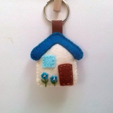 Obesek za ključe - modro bela hiška