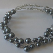 Kvačkana ogrlica iz žice s perlami