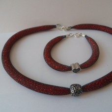 Ogrlica in zapestnica iz perl v črno-rdeči barvi