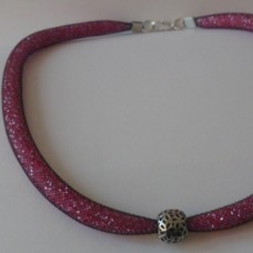 Ogrlica iz perl v kombinaciji rožnate in črne barve