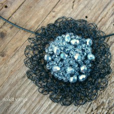 Ogrlica z obeskom iz kvačkane žice
