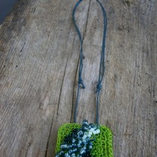 Ogrlica z obeskom iz kvačkane žice