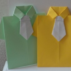 Srajca s kravato v različnih barvah