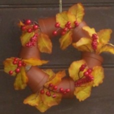 Jesenska dekoracija - venček iz cvetličnih lončkov
