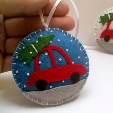 Božična dekoracija - Rdeč avto s smreko