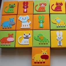 Darilne škatlice za darilca za otroke na rojstnodnevni zabavi, različnih barv, velikost 11 x 11 cm, okrašene s figuri