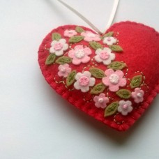 Valentinovi srčki - rdeč srčkek iz filca z rožicami