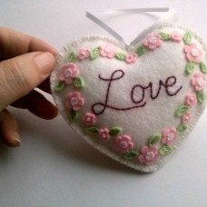 Valentinov srček - vezen napis Love