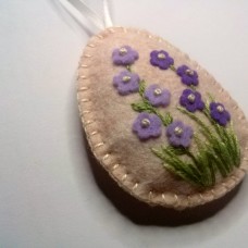 Velikonočna dekoracija - pirhi iz filca / drobno lila cvetje