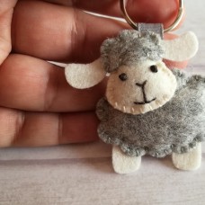 Obesek za ključe - siva ovčka