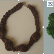 Kvačkana ogrlica v rjavi in zeleni barvi