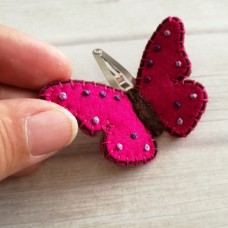 Lasnica roza metuljček z vezenimi detajli